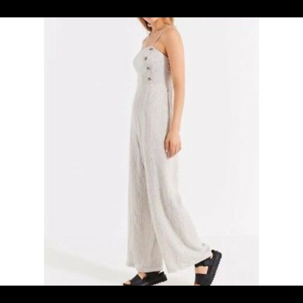 Linen romper/adjustable straps/side buttons. Long